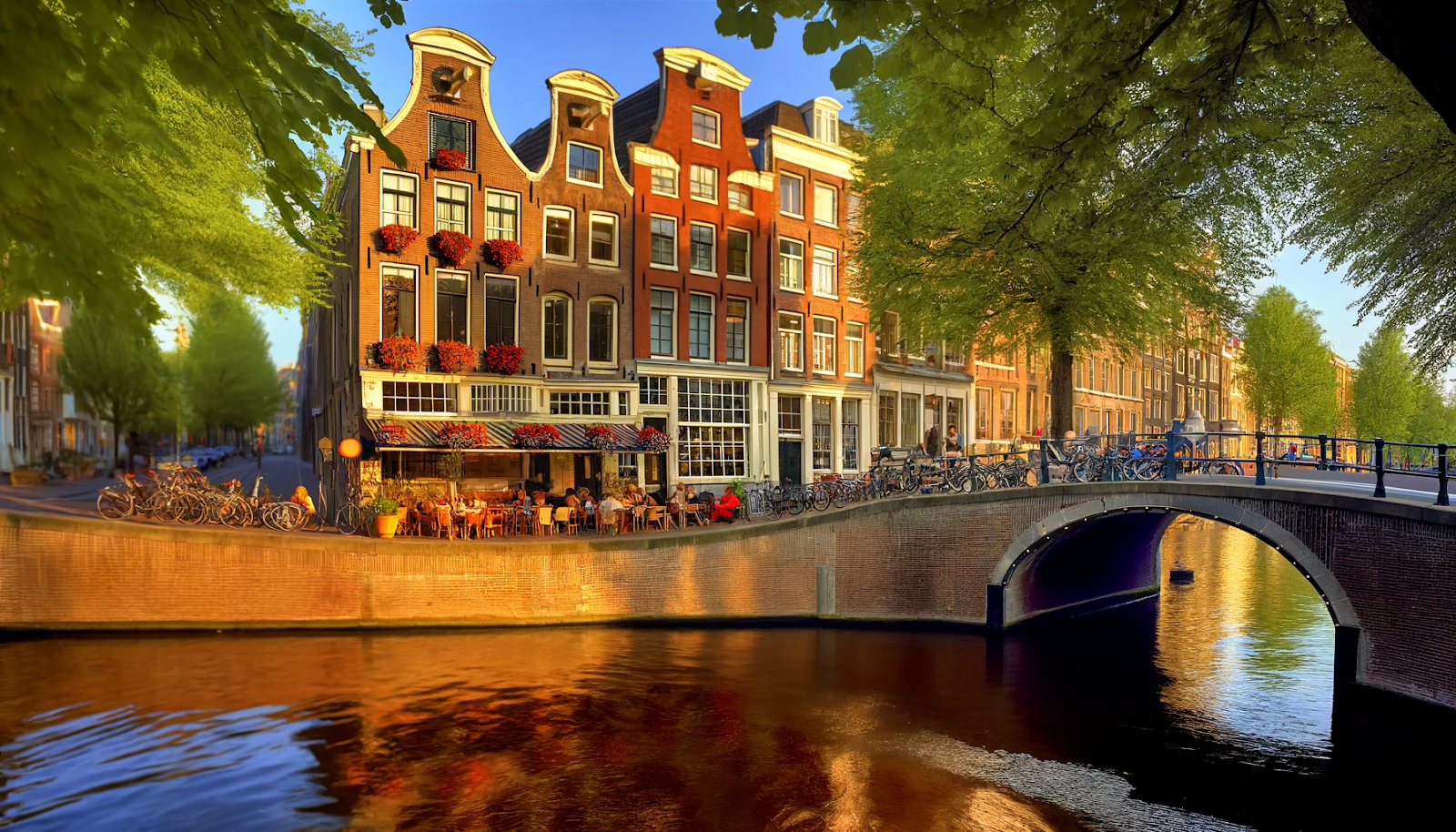 Canals, colorful houses